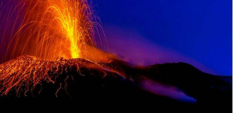 Извержение вулкана Стромболи на Эолийских островах около Сицилии.