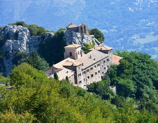 Другая Италия: поездка в самый старый христианский монастырь в горах, место жизни и молитвы двух святых. Обед в горах.