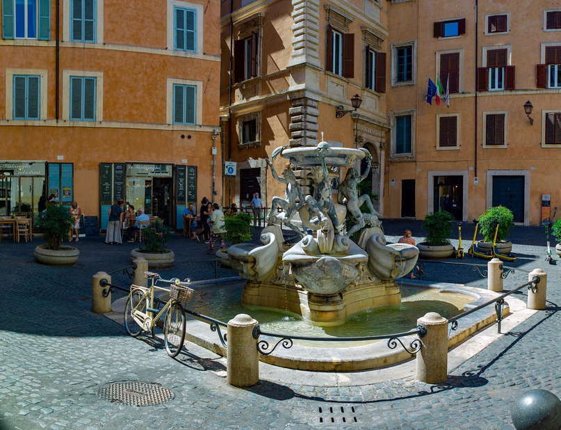 Площадь Маттеи и фонтан Черепах в Риме. Фото Mike Kire.